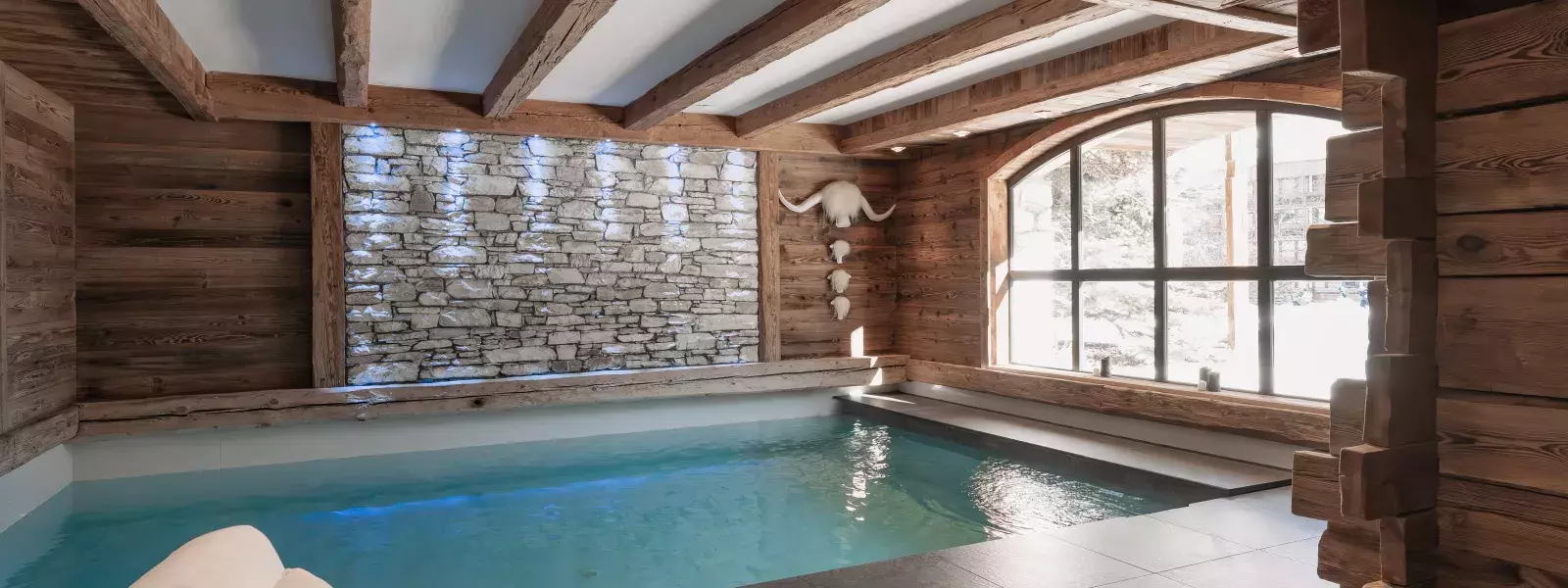 Vue de la piscine du chalet Papillon