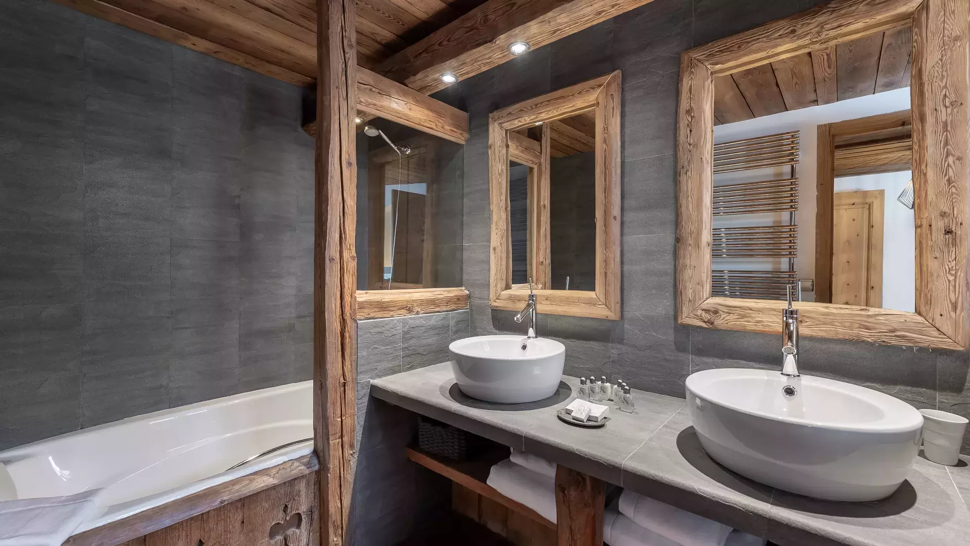 Chalet Pauline 3 - Location chalets Covarel - Val d'Isère Alpes - France - Salle de bain 