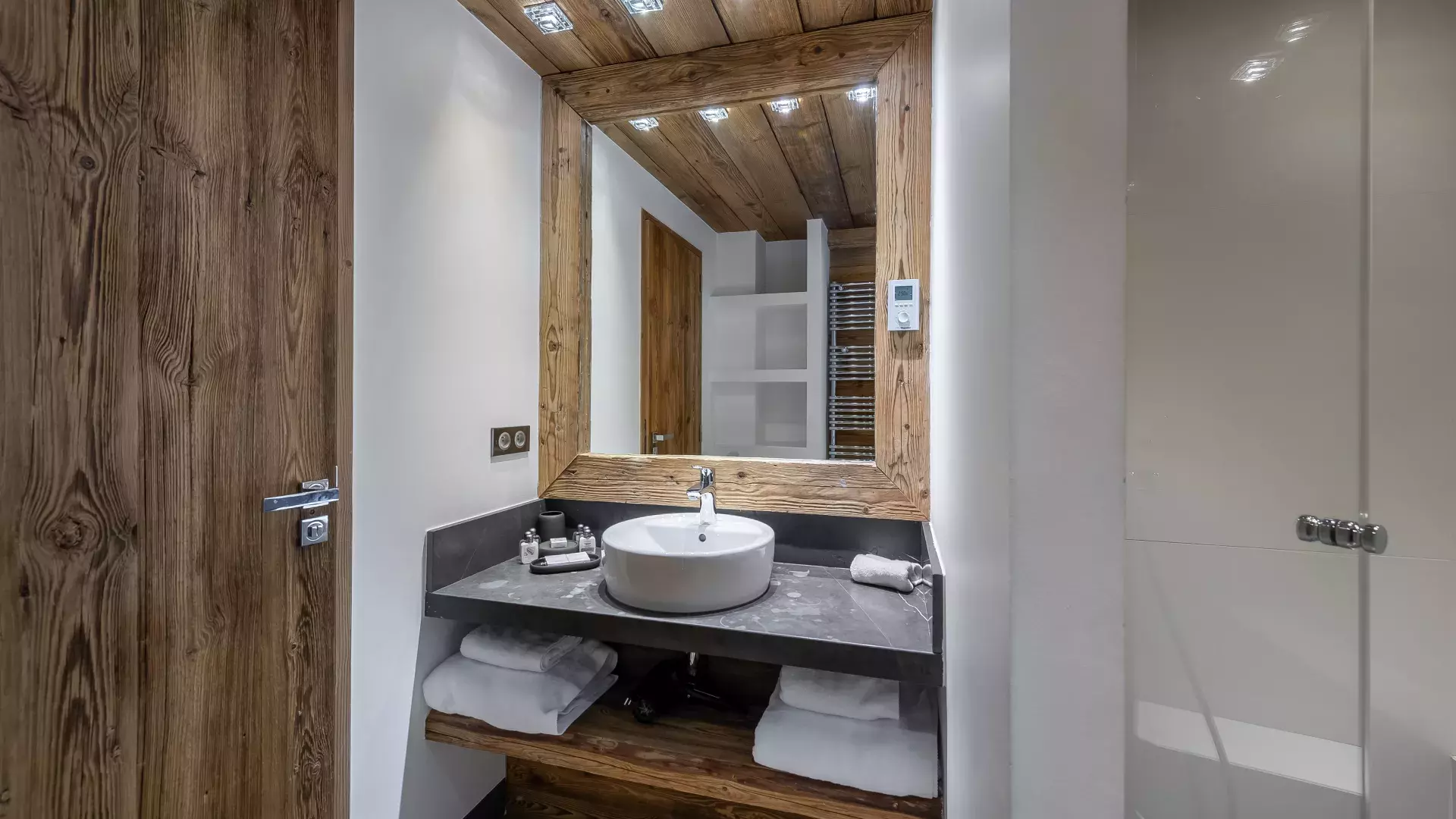 Chalet Papillon 2 - Location chalets Covarel - Val d'Isère Alpes - France - Salle de bain 1