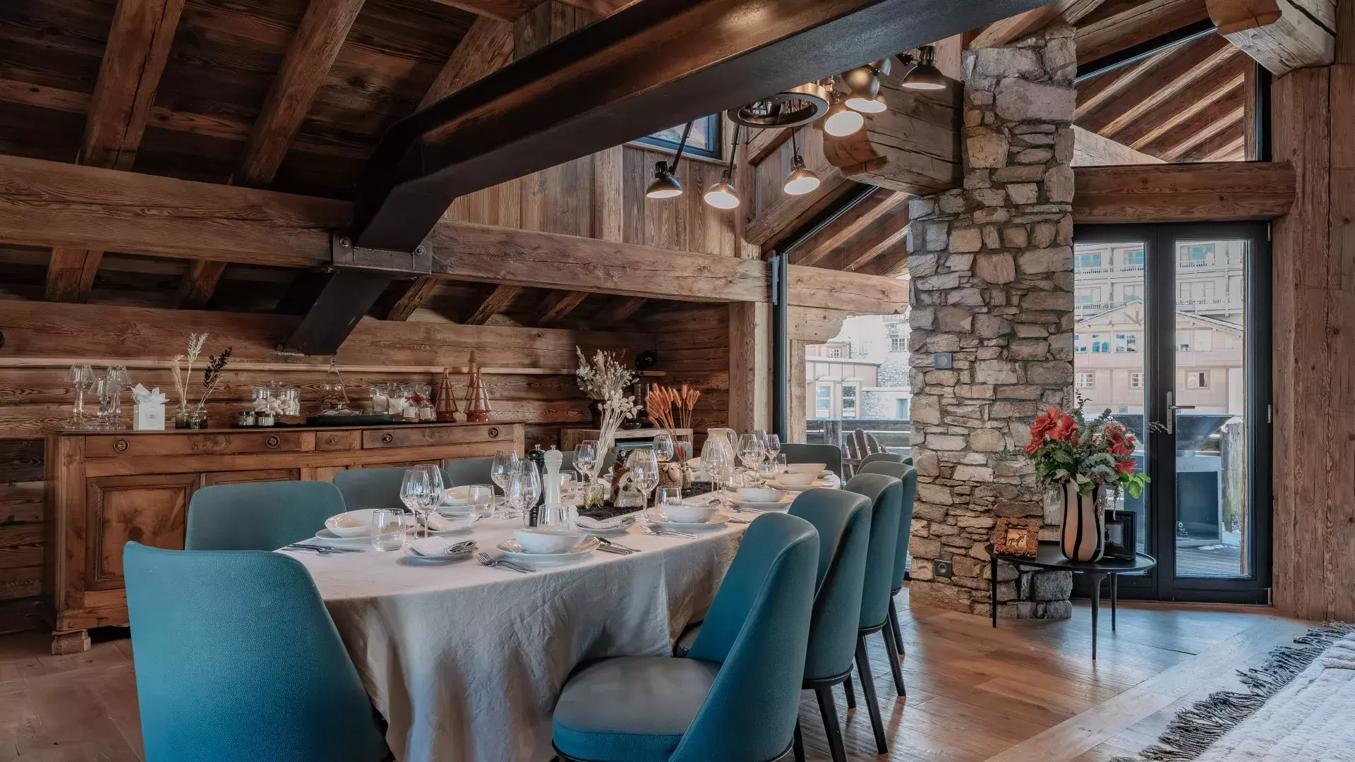 Table dressée de la salle à manger au chalet Face