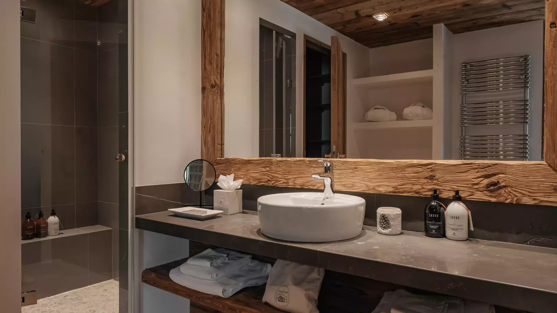 L'une des salles de bain du chalet Face