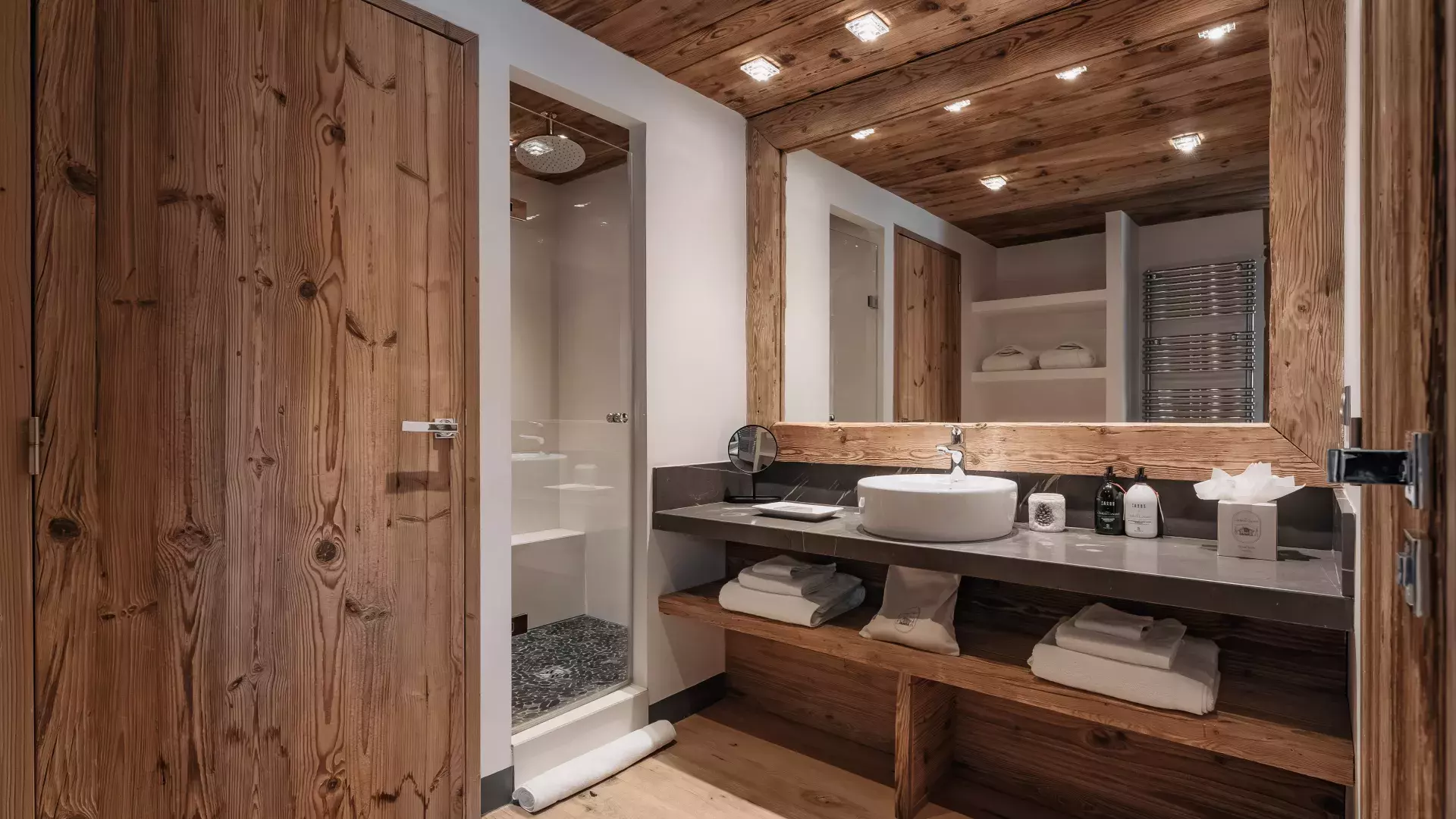 L'une des salles de bain du chalet Face