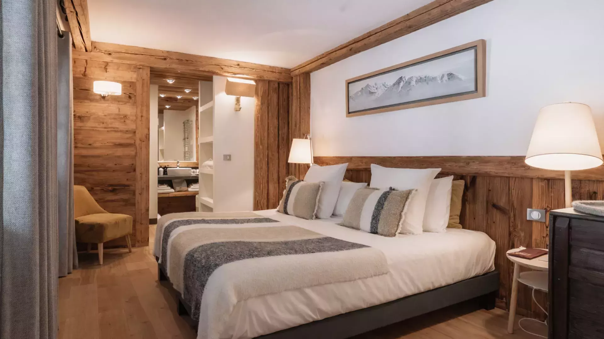 Chambre 1 avec lit double au chalet Papillon