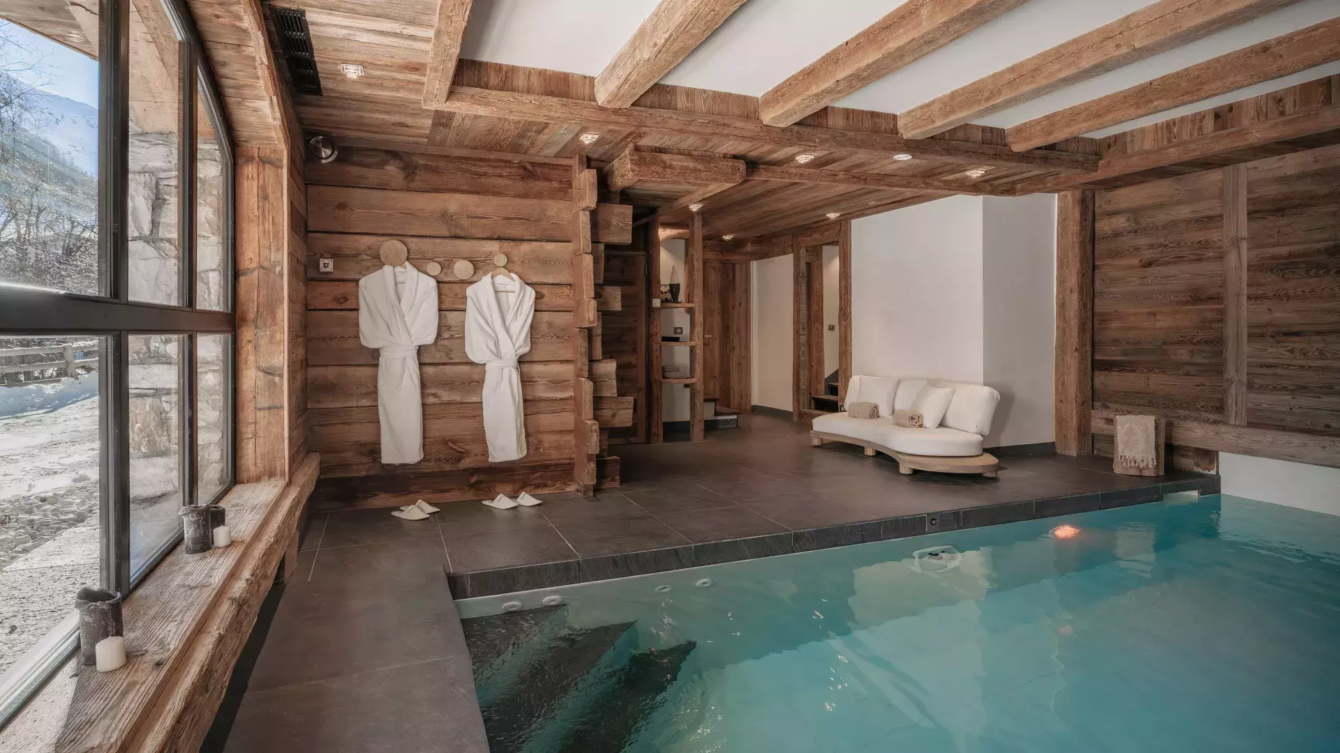 Piscine avec mobilier du chalet Papillon