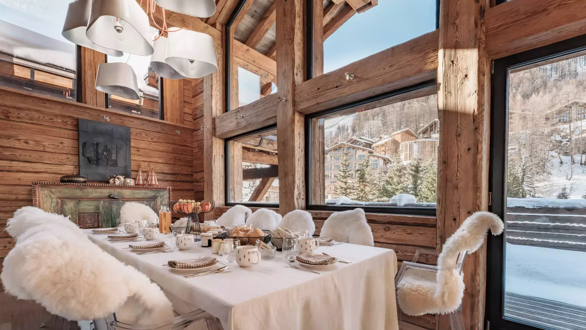 Table dressée pour le petit déjeuner dans la salle à manger du chalet Papillon