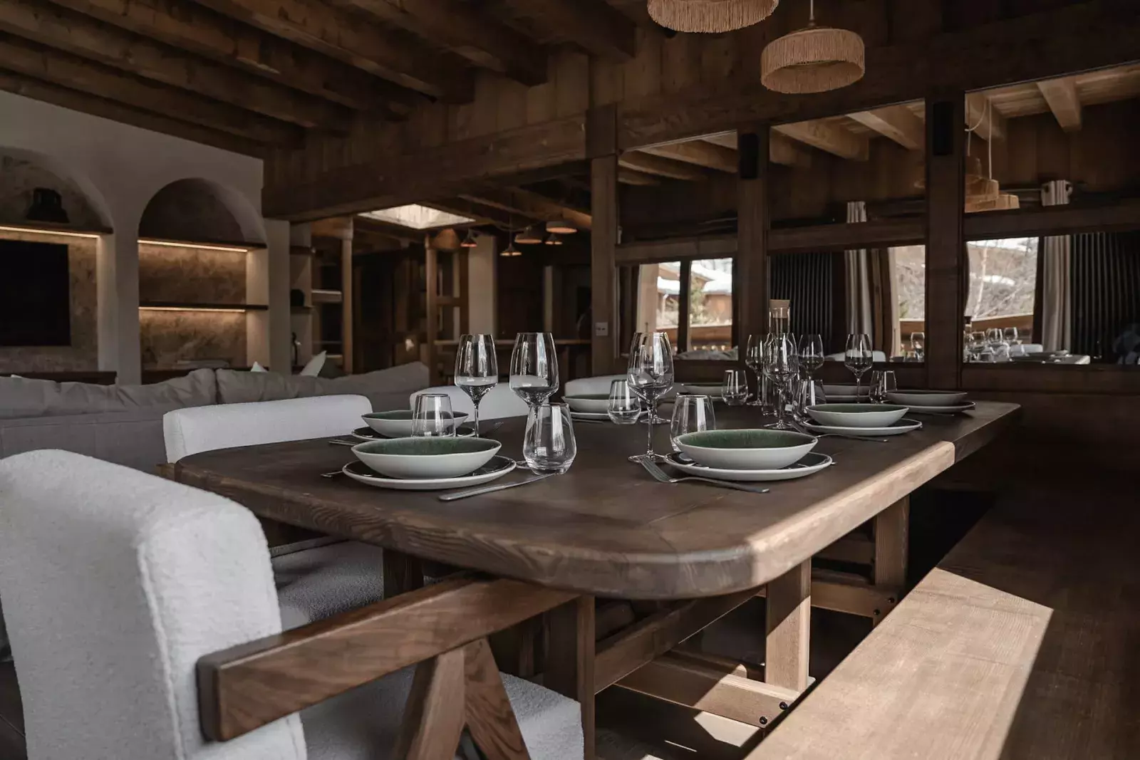 Table de la salle à manger de l'appartement anémones