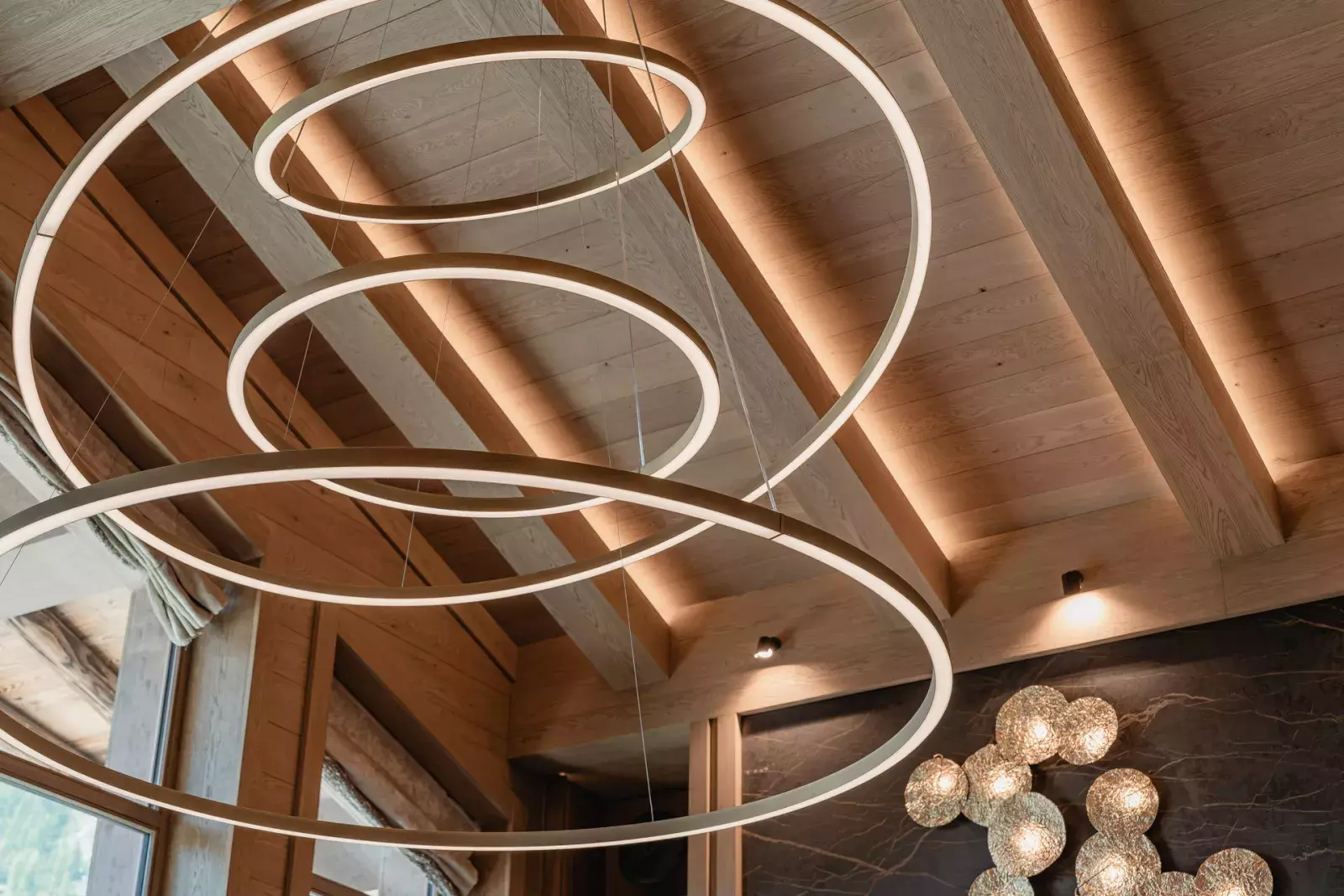 Détail du lustre du Salon de l'appartement Pistini