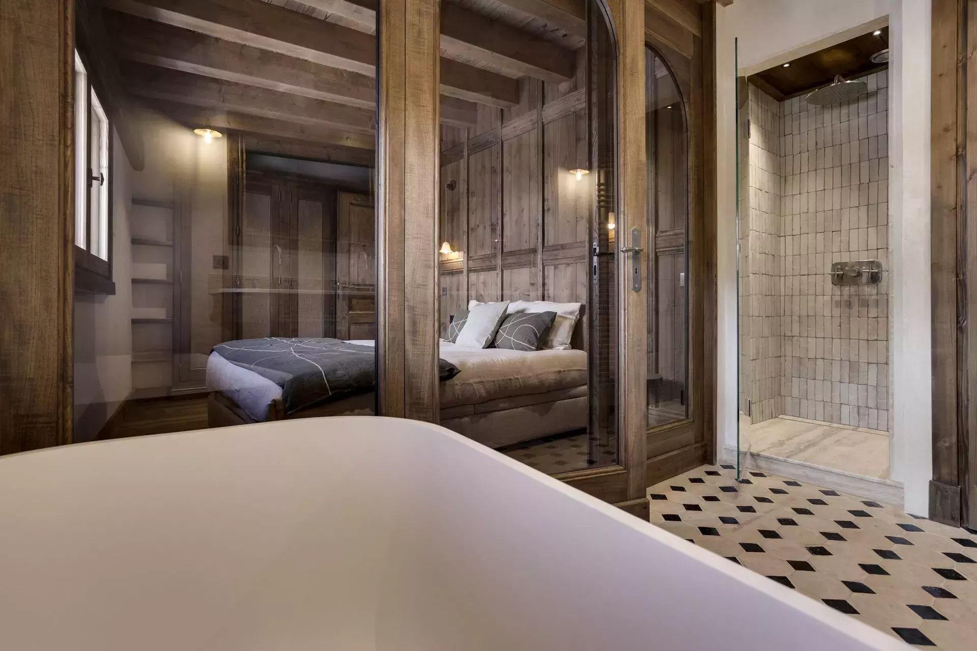 Chambre et salle de bain de l'appartement anémones